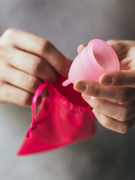 Menstruační kalíček, jeho výhody a jak ho používat? Ekologická menstruace